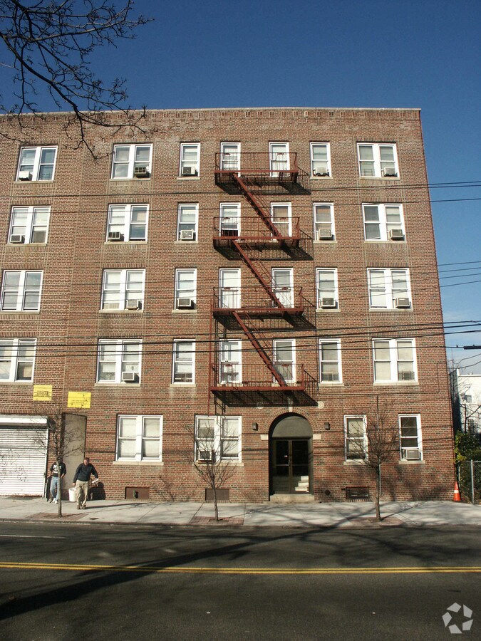 125 E 233rd Street - 125 E 233rd St