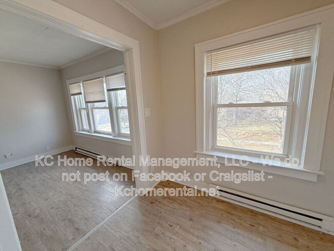 Photo - 305 Gladstone Blvd