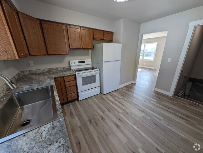 Building Photo - 2 Bedroom, 1 Bathroom house with garage an...
