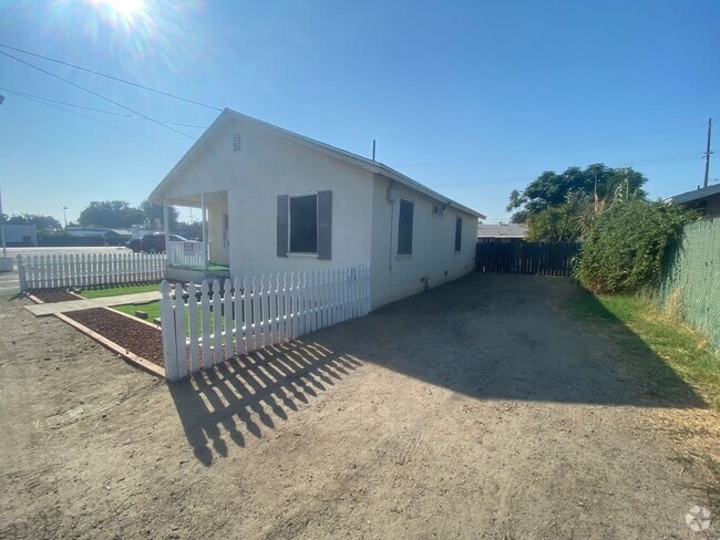 Building Photo - 2 bedroom large yard ready to move in! Rental