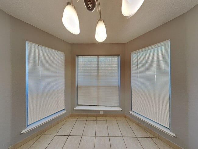 Photo - 5717 Heatherglen Terrace