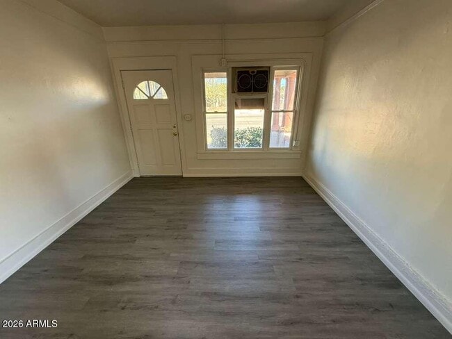 Photo - 663 E 8th St