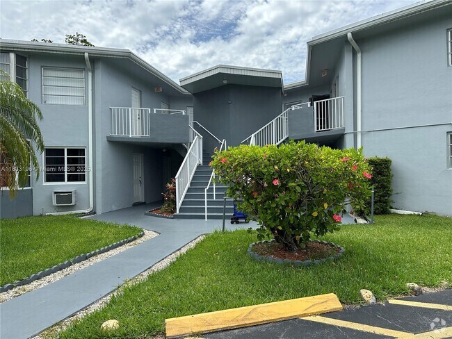 Building Photo - 1723 NE Miami Gardens Dr Unit 135 Rental