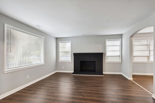 Building Photo - Large 3BR/2BA Near Downtown Savannah Home For Rent