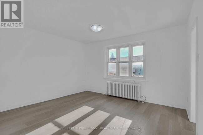 Photo - 894 Eglinton Ave E