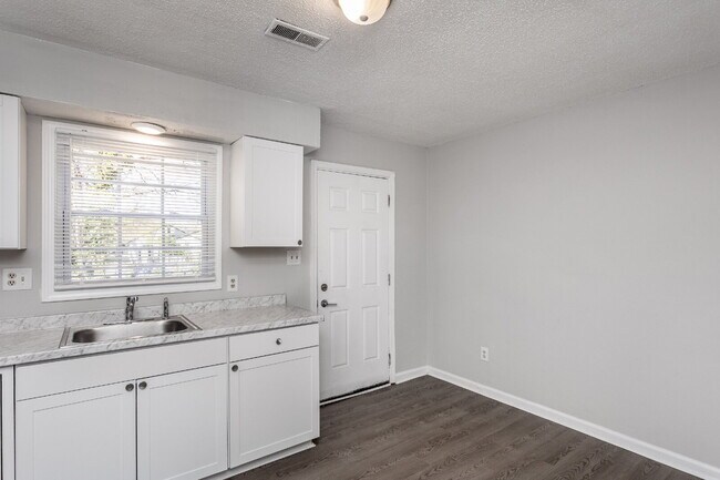 Photo - 2 Bed/1bath Townhome blocks from Downtown Raleigh with off street parking Unit #1114
