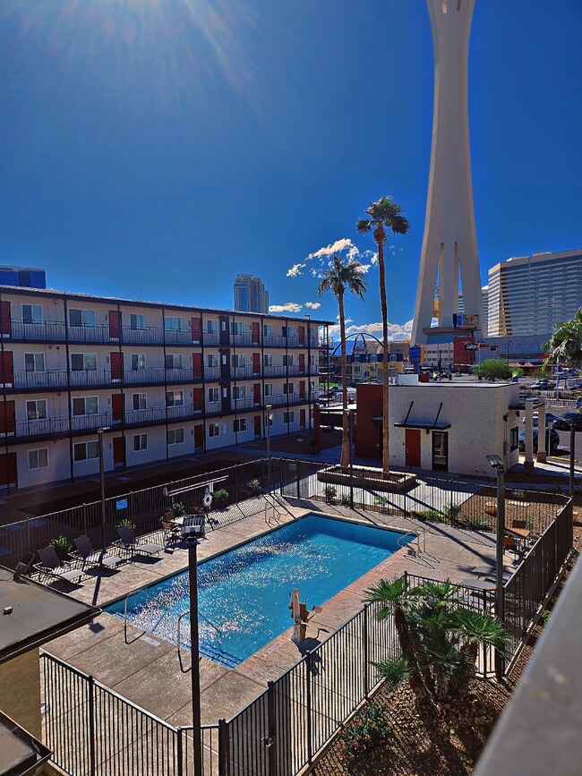 Building Photo - Courtyard 525 Apartments