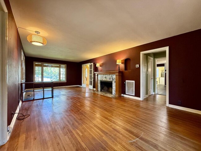 Photo - 882 NE 7th St