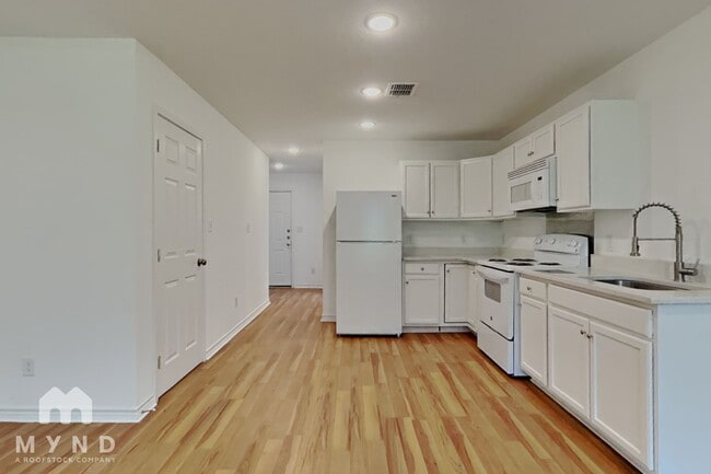 3034 W Salinas