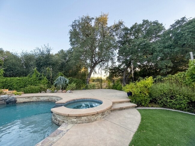Photo - 233 Vanney Ct