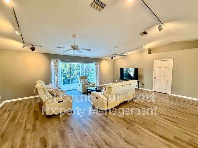 Photo - 105 2nd Ave E