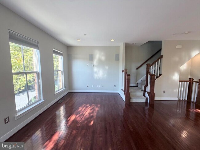 Photo - 4560 Longfellow St
