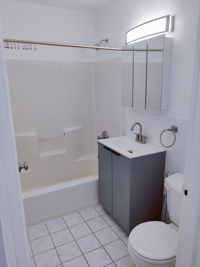 Building Photo - 12912 Kew Gardens Rd Unit #3 Rental
