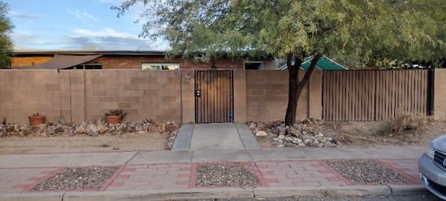 Building Photo - 3010 N Edith Blvd Rental