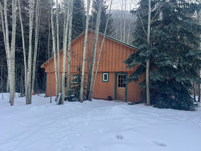 Building Photo - Secluded Creekside One Bedroom