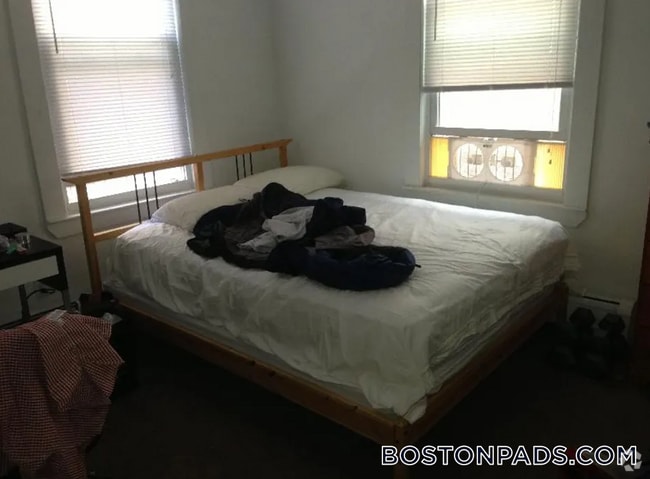 Building Photo - 35 Brookline St Rental