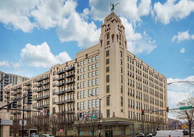 Building Photo - 758 N Larrabee St