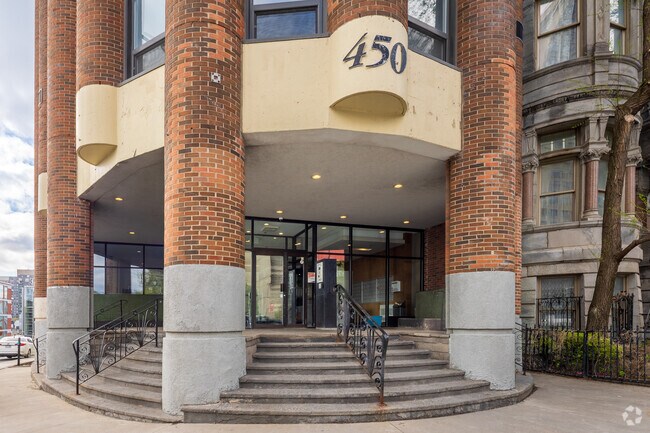 Building Entrance - Tour Sherbrooke