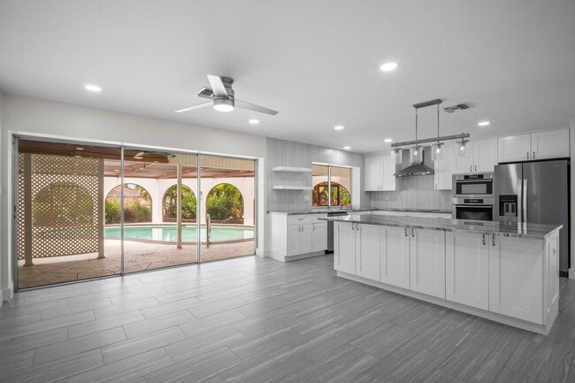 Annual Pool Home in The Moorings! - Annual Pool Home in The Moorings!
