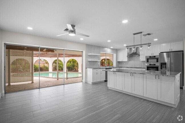 Building Photo - Annual Pool Home in The Moorings!