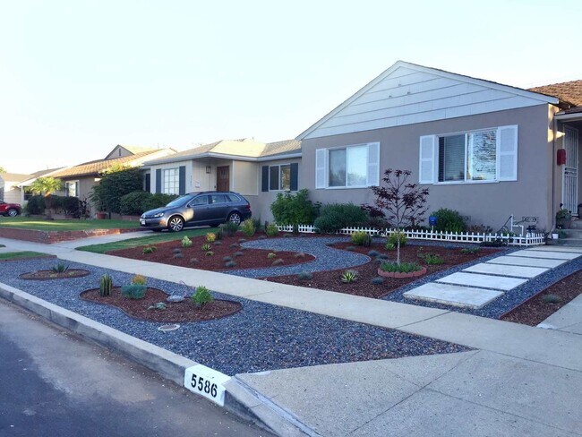 Photo - 3bed/1bath  house with PARKING, large back...