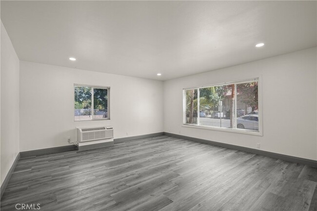 Photo - 14335 Hamlin St