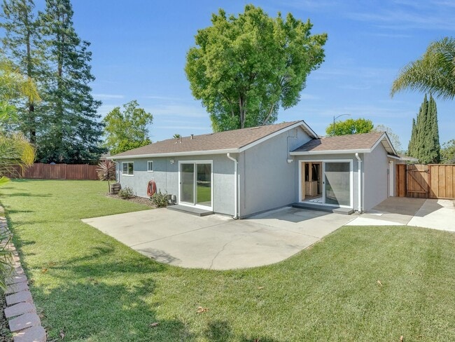 Photo - 4 Bed 2 Bath with Beautiful Large Yard!!