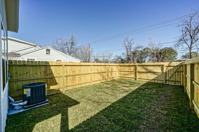 Photo - 8409 Schneider St