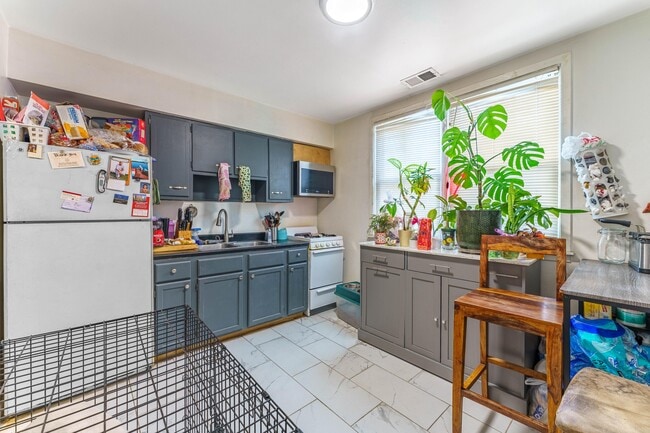 Building Photo - 4343 Wisconsin Ave Unit 1