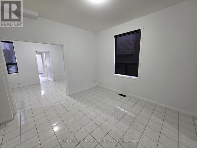 Photo - 1075 Dufferin St