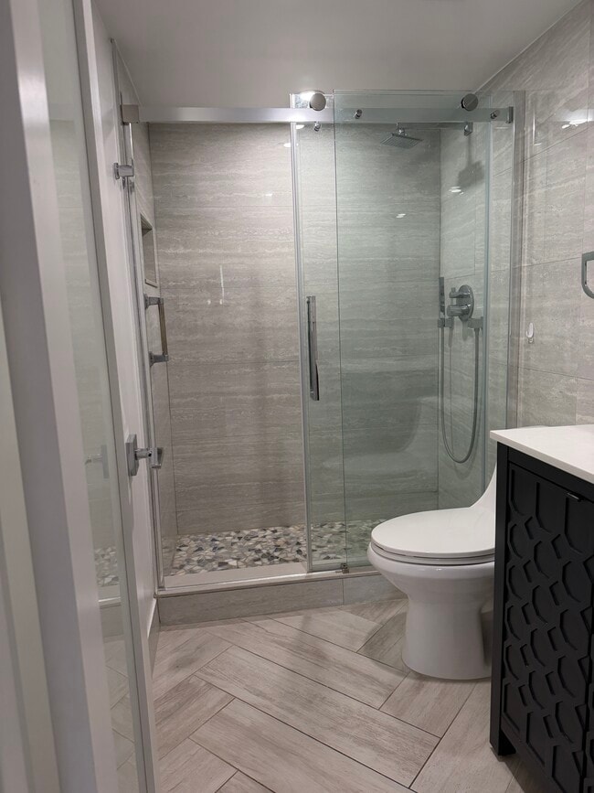 Master bathroom - 2500 NE 48th Ln Unit 306