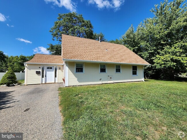 Building Photo - 85 Pheasant Ln Rental