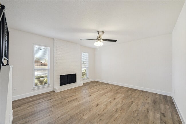 Building Photo - 1525 Bonanza Rd Unit 525