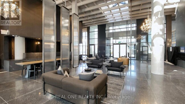 Photo - 8 Interchange Wy Unité 5206