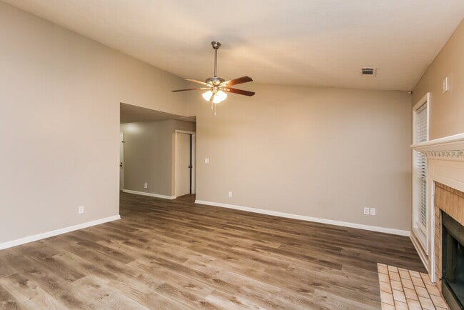 Photo - 1394 Luther Way