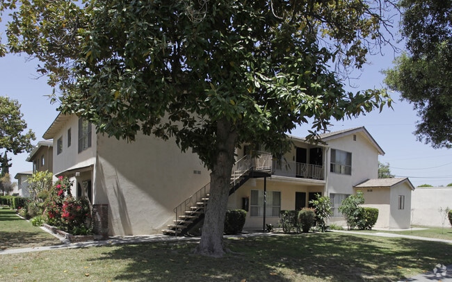 717 E Santa Fe Ave