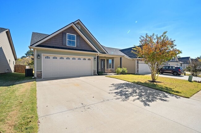 Building Photo - 3 BR, 2 BA, 2 Car Garage. Newer Construction & Pool Access! Your Modern Boiling Springs Home!