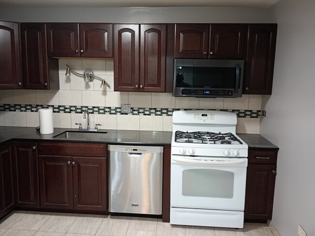 Kitchen - 1206 E Fairview St Unit 1206 E Fairview St,