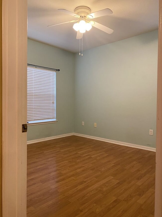 Photo - 447 W Longleaf Dr