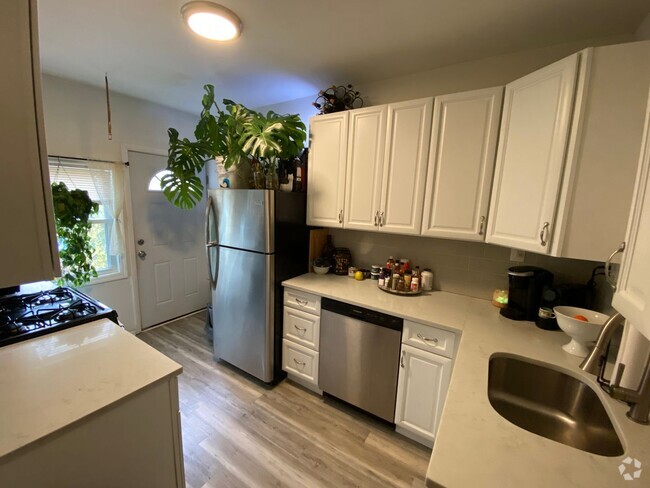 Building Photo - Experience Elevated Living in the Heart of... Unit Apt 2