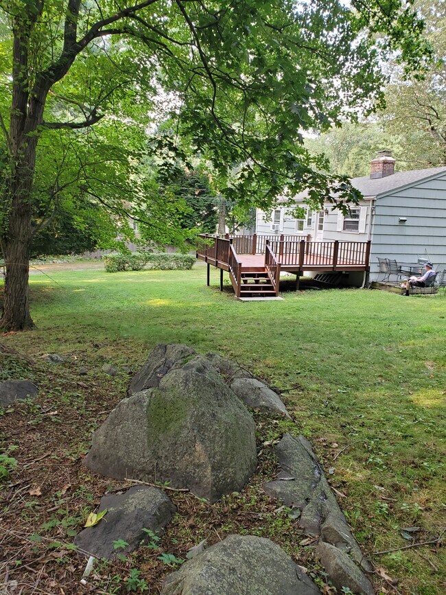 Hermosa propiedad - CT Rocks, macizos de flores - 43 Arnold Ln