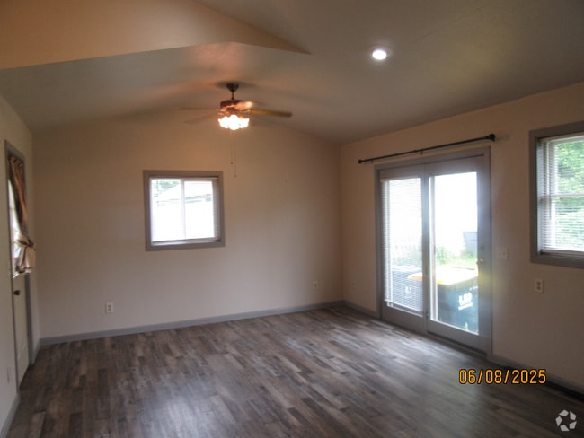 Building Photo - 103 W Walnut St Rental