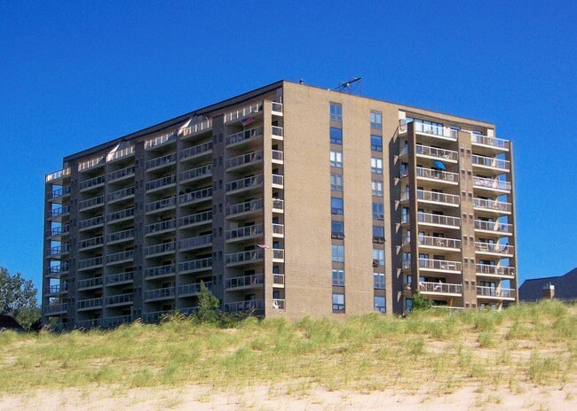 Vista desde la playa a lo largo del lago Michigan hacia el noroeste - Dunescape Beach Club Tower