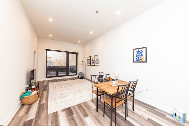 Photo - 2322 N Clark St