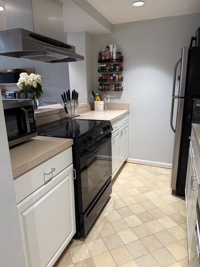 kitchen - 911 S Charles St Unit 402