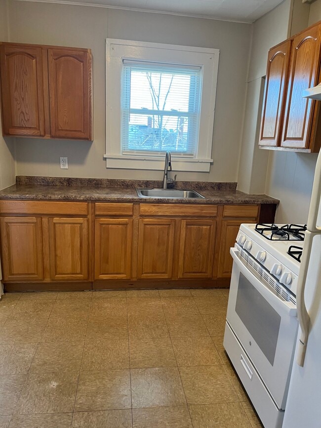 Building Photo - 40 Newcomb St