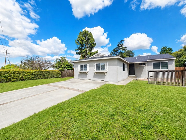 Building Photo - Limited-Time Offer: Get ½ Off Your First Month’s Rent! Sign a lease and move in within 30 days—mu...