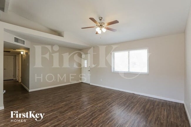 Photo - 1007 W 10th St