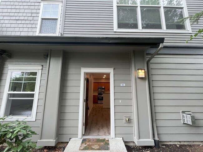 Building Photo - Cozy and Modern Home Steps from Tanasbourn...