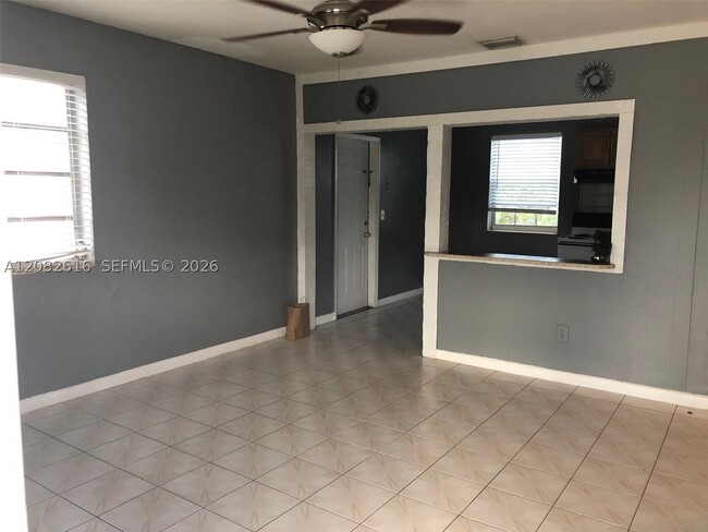 Building Photo - 725 SW 8th St Unit A